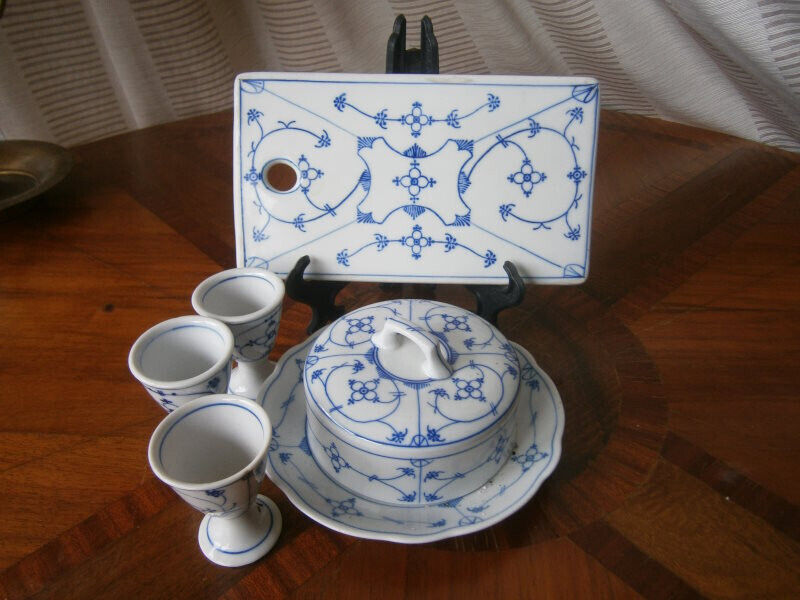 Фарфоровая посуда Indisch Blau. Масленка, доска 